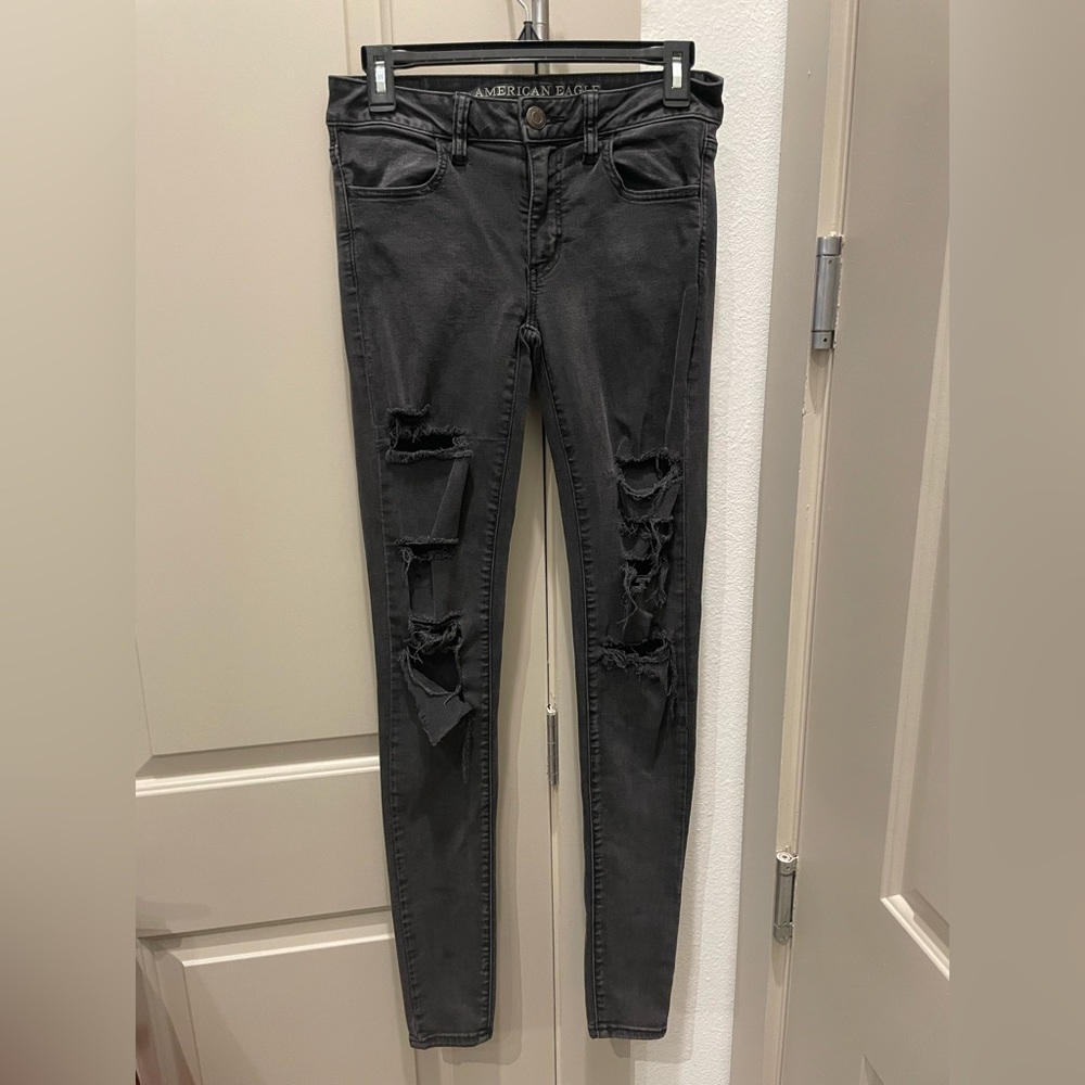 American Eagle Super Super Stretch Skinny Jeggings Distressed Size: 4)